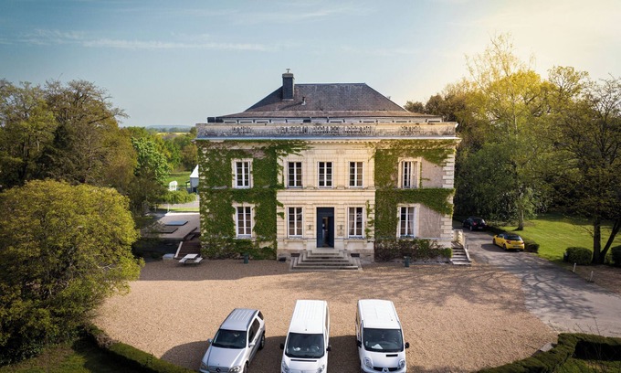 Becon-les-Granits Otro | Propriete Chateau 100 Couchages