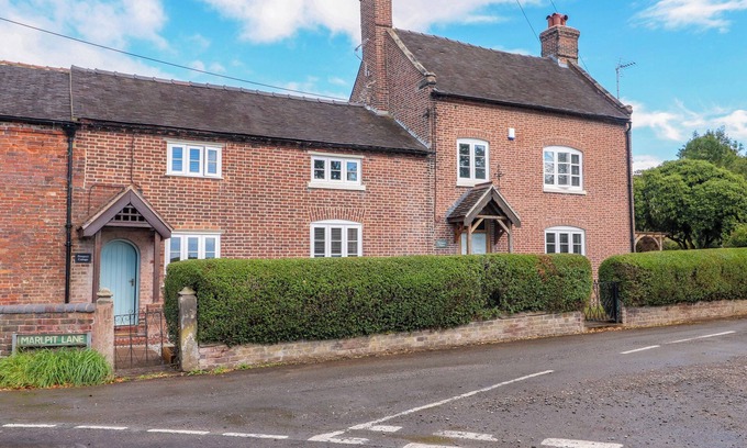Moddershall Cabaña | PROSPECT COTTAGE, pet friendly, with a garden in Moddershall