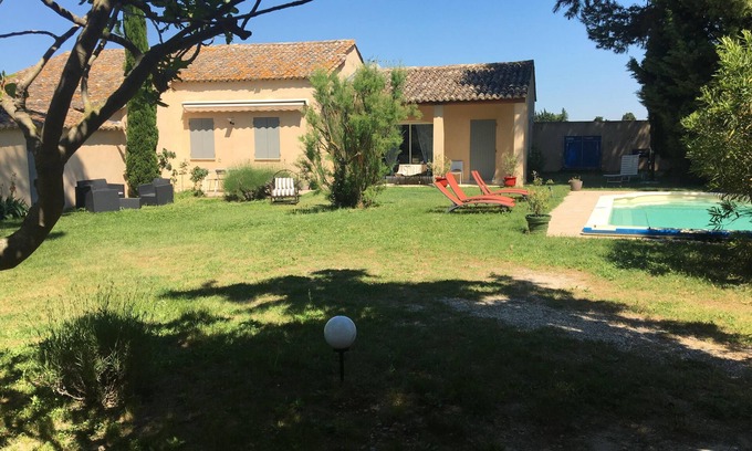 Saint-Saturnin-les-Avignon Casa | Campo provenzal, casa de 100m2, piscina privada, 6 personas