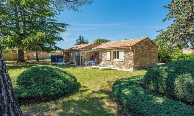 La Roque-sur-Pernes Condominio | Provençal cottage in a tourist residence