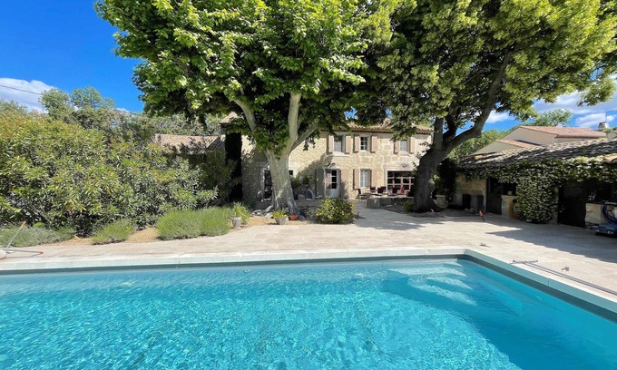Saint-Etienne-du-Gres Otro | Provencal farmhouse with stone charm - 5 bedrooms - heated swimming pool 10p