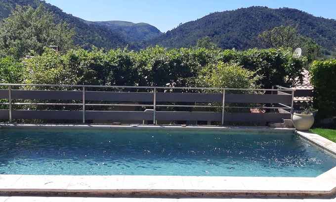 La Roquebrussanne Villa | Villa provenzal en una zona tranquila con vistas a la piscina privada del Macizo de la Sainte Baume