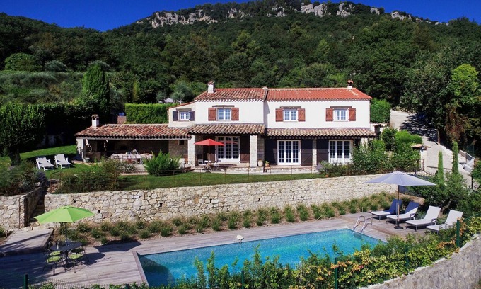 Le Bar-sur-Loup Casa | Villa provenzal ubicada en un entorno sereno con vistas panorámicas, capacidad para 11