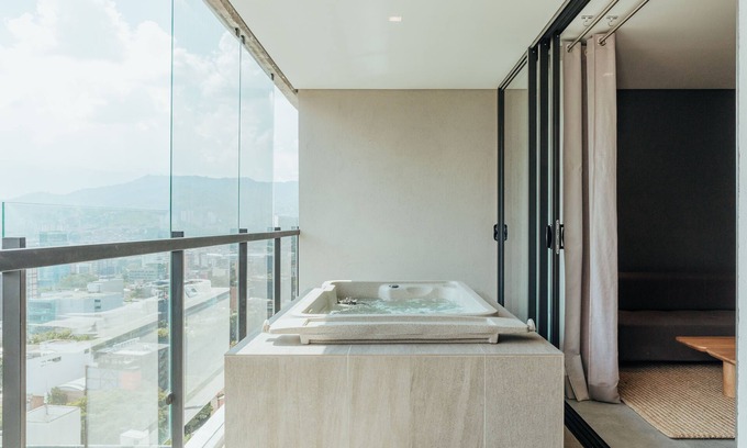 Las Lomas I Apartamento | Provenza - Private Balcony & Hot Tub - Pool - Deluxe - Wake 1115