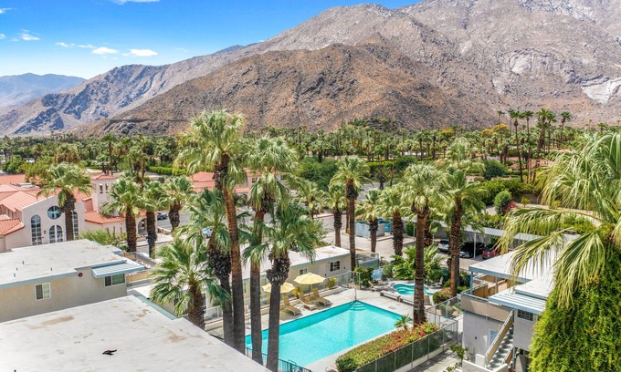Old Las Palmas Condominio | PS Gem: Sublime Condo Walking Distance to Downtown