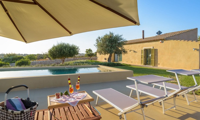 Ragusa Villa | Psyke, villa con piscina frente a los campos de golf.