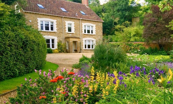 Beaminster Casa | Puckhams se encuentra en sus hermosos jardines maduros en la parte delantera y trasera con bellas vistas pacíficas.