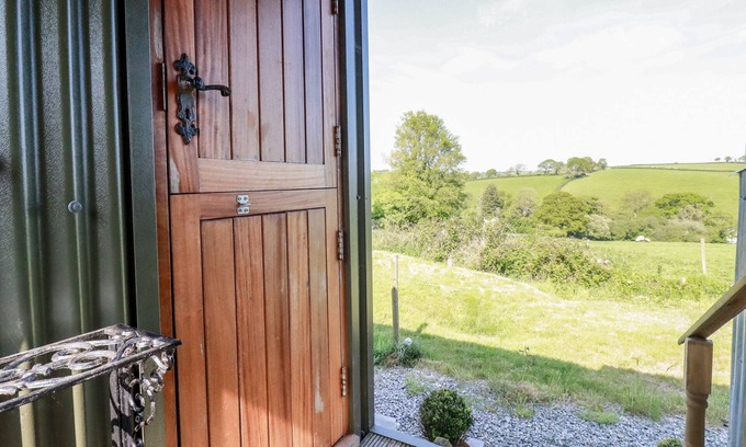 Brazzacott Cabaña | PUDDLE DUCK SHEPHERDS HUT, pet friendly in Crackington Haven