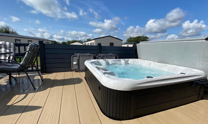 South Cerney Casa | Puddleducks, Dog Friendly Hot Tub Lodge