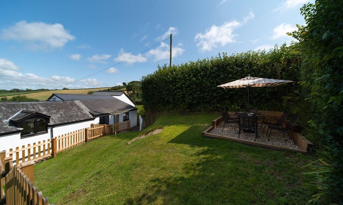 Littleham Cabaña | Puffin Cottage - Countryside cottage with a pool