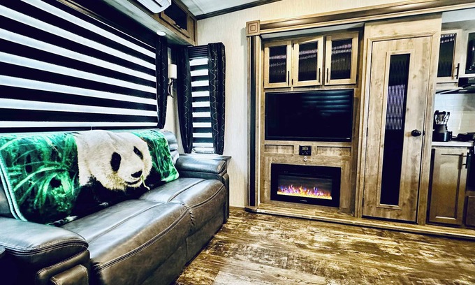 Ahwahnee Apartamento | Puffy Panda RV-Hot Tub-Sleeps 2