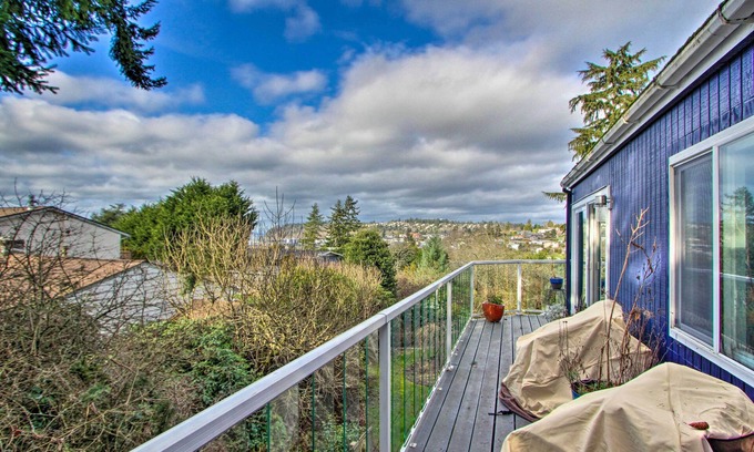 Des Moines Casa | Puget Sound Home w/ Beautiful Yard & Deck!