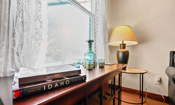 Wallace Casa | Pulaski Trail Escape / Fully Stocked Kitchen / Sleeps 18 w Off Street Parking