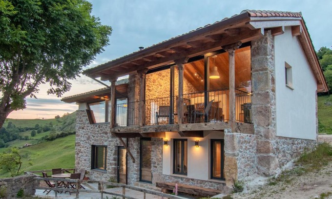 Santianes de Ola Casa | Pulieru - Picos de Europa views, designed for all seasons