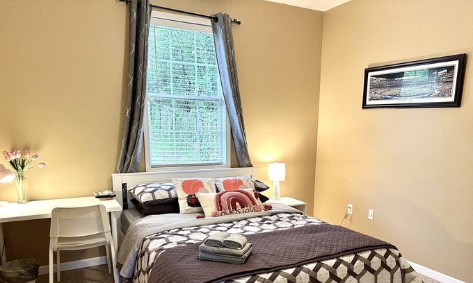 Sugar Hill Casa | Puple Bedroom near Sugar Hill