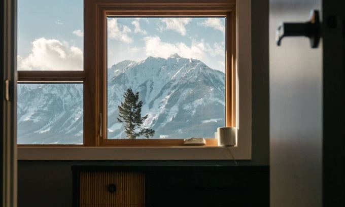Golden Cabina | Pur Lodging Mountain Cabin (1)