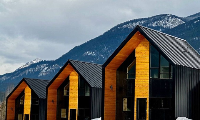 Golden Cabina | Pur Lodging Mountain Cabin (2)