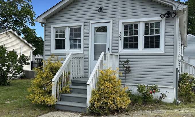 Villas Casa | Pure bayside bliss in a 2-bedroom house with AC, WiFi and a block from the bay.