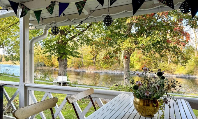 Vaddo Casa | Pure idyll awaits you in this cosy holiday home directly on the Vaddö Canal.