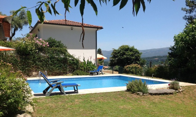 Vila Nova de Cerveira Casa | Relajación pura! Luminosa casa de vacaciones en una zona tranquila con piscina