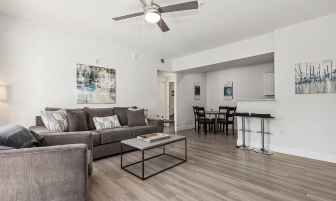 Sierra Verde at Arrowhead Ranch Apartamento | Pure Suites Furnished 2 Bed Glendale Gym Pool