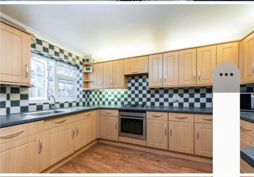 Purley Casa | Purley House-Sleeps 8-Near Gatwick-Games Room