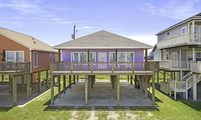 Surfside Beach Casa | PURPLE PELICAN - 30 seconds from the sand!!! Private Community Walkover
