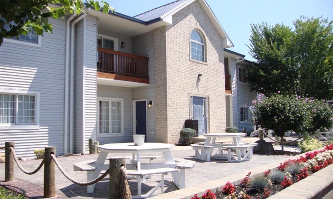 Put-in-Bay Casa | Put-in-Bay Poolview Condo #2
