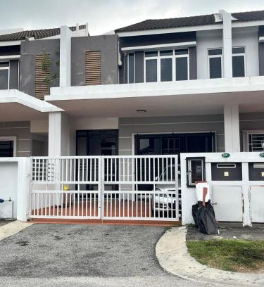 Batu Arang Casa | Puteri Elaisha Homestay