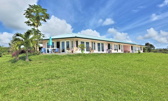 Papaikou Casa | Casa rosa Puumoi: casa de 2 habitaciones con vista al amanecer y al mar. 10 minutos a Hilo