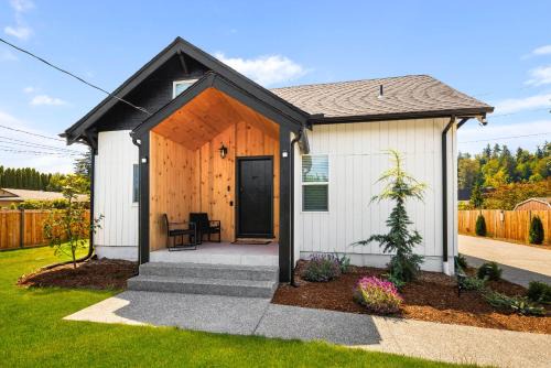 Puyallup Casa | Puyallup Hous I Walk to farm 12 and Fika Coffee Shop