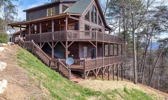 Murphy Cabina | Pvt Mountain log Cabin with Views, Hot tub, pet friendly, central location
