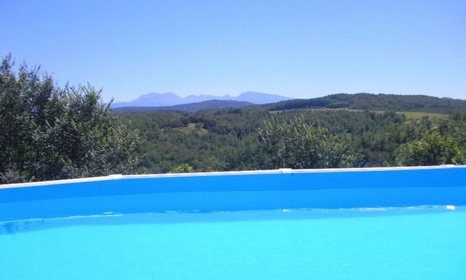 Coussa Cabaña | Pyreneen Vue gite with pool, renovated farmhouse tranquil with amazing views