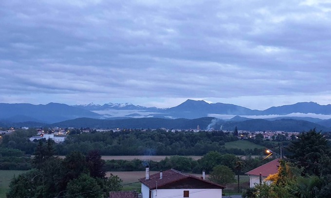Saint-Gaudens Apartamento | Pyrenees View - Brand New For Summer 2023 - Stunning Views & Garden