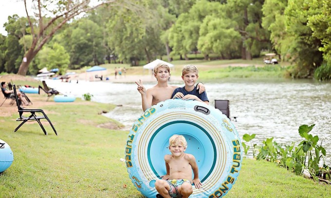 Prairie Lea Cabina | #Q Son's Blue River Camp - Glamping Cabin w/ 2 Queen Beds