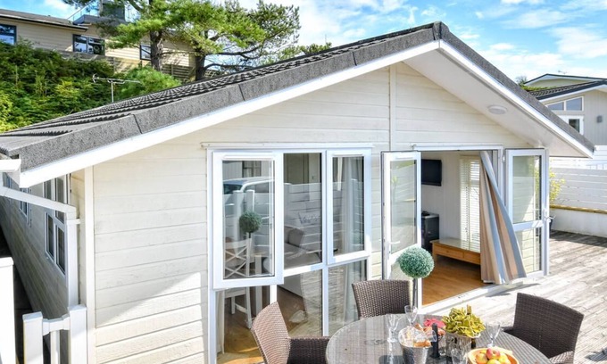 Mynytho Chalet De Esquí | Convenientemente ubicado en una posición elevada en el parque de vacaciones de lujo de Warren, este elegante chalé costero