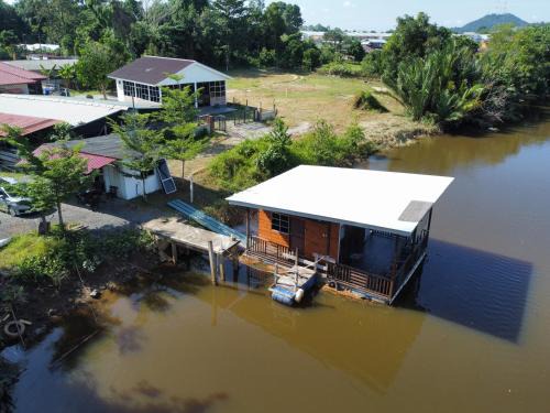 Kampung Laut Otro | Qimmy Riverside Floating Cabin