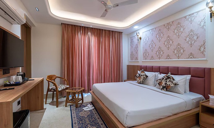 DLF Phase 5 Hotel | Qotel Signature - Golf Course Road