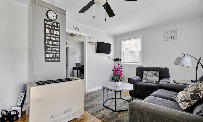 Lansing Casa | Quaint 1 Bedroom House on N Martin Luther King Jr Blvd, Lansing: Your Ideal Home