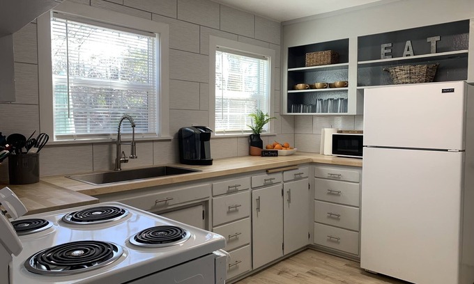Cloverdale Apartamento | Quaint 2 Bedroom Flat Downtown