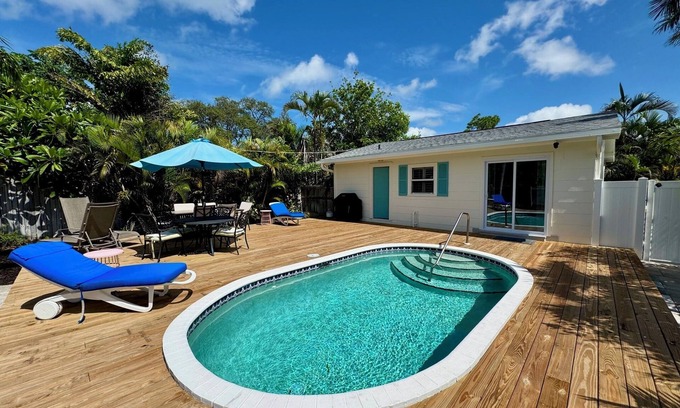 Central Naples Casa | Quaint 2BR Beach Cottage – Heated Pool & Patio