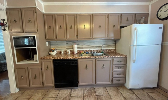Iaeger Casa | Quaint 3 Bedroom House Free Parking on Premises