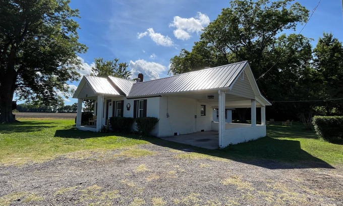 Fairfield Casa | Quaint 3BR Newly Renovated Pet-Friendly Private Home on 3 Acres 1hr to OBX