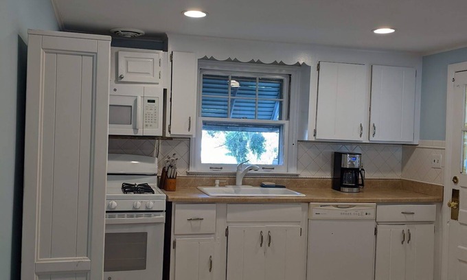 Lake Como Casa | Quaint 4 bdrm - blocks from Spring Lake & Belmar