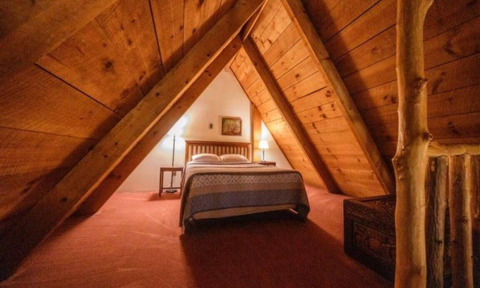 Slade Cabina | Quaint, adorable cabin for two!