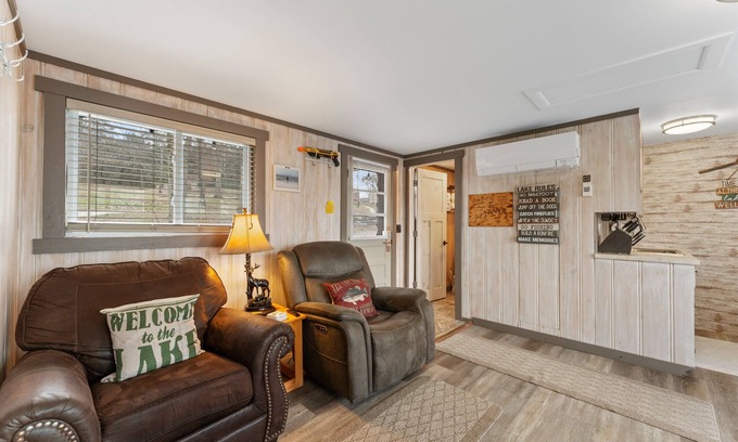 Kimberling City Cabina | Quaint and Cozy 2 bedroom cabin on Table Rock Lake!