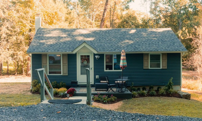 Bloomingburg Cabaña | Quaint and Cozy Couples Getaway. Cottage set in a woody area.