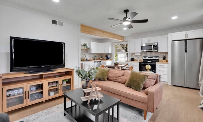 Evansville Casa | Quaint and Cozy Retreat!