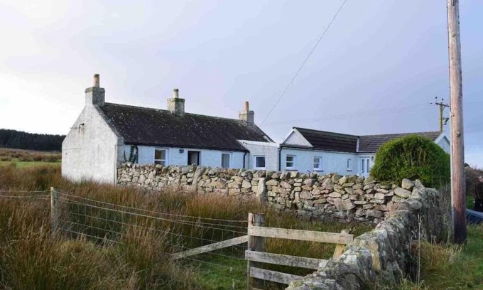 Laphroaig Casa | Quaint and quirky coastal Cottage Islay