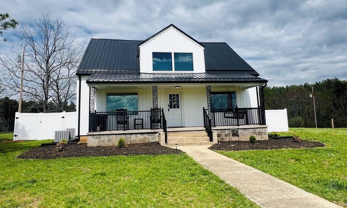 Gretna Casa | Quaint and spacious country farmhouse located near the small town of Gretna, VA